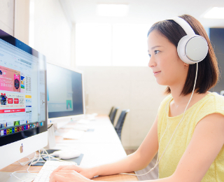 オンライン学習する女性のイメージ