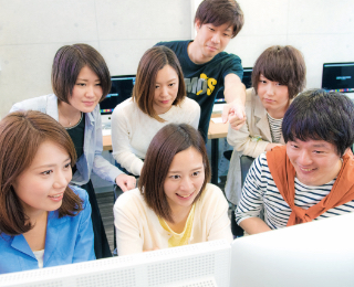 クラスメイトと一緒にパソコンを見ているイメージ